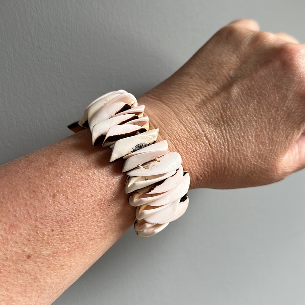Dramatic Earthy Shell Stretch Bracelet - Picture 4 of 8